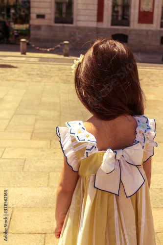 niña de espaldas