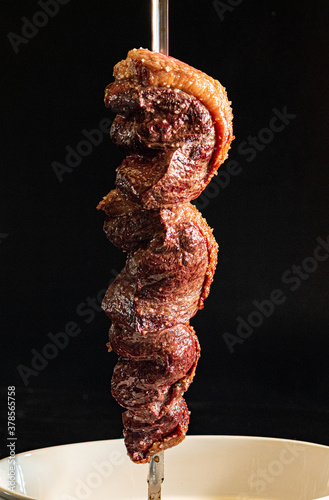 carne allo spiego picanha su sfondo nero e churrascaria