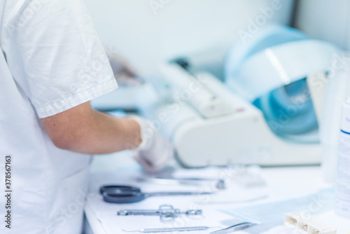 dentista operazione ortodonzista e odontoiatra per impianti dentali, pulizia dei denti photo