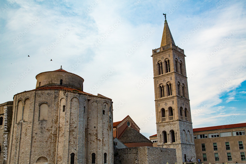 Detalle de Torre y parte trasera de iglesia románica