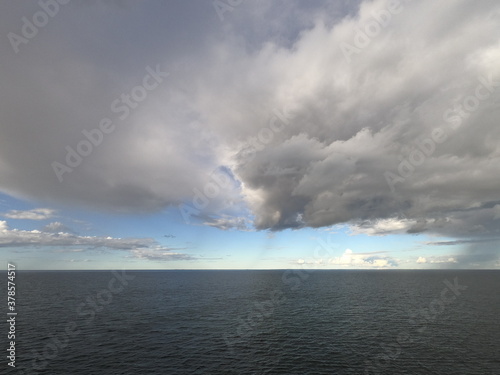 Wechselhaftes Wetter an einem Seetag auf einem Kreuzfahrtschiff