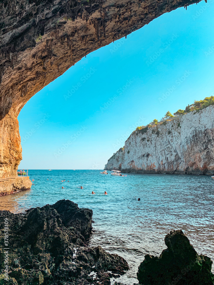 grotta in puglia italia con mare azzurro