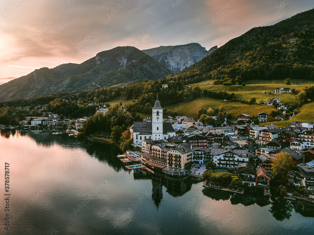 Fototapeta premium Sankt Wolfgang in Österreich aus der Luft bei Sonnenuntergang.