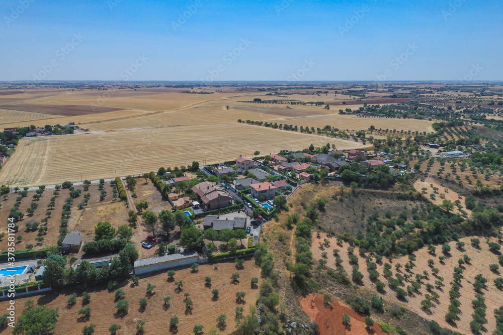 Vista aérea de zona residencial a las afueras de un pequeño pueblo