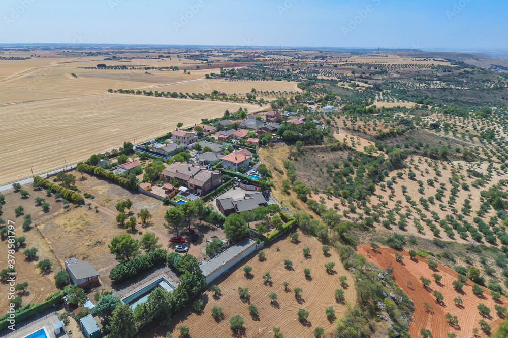 Vista aérea de zona residencial a las afueras de un pequeño pueblo
