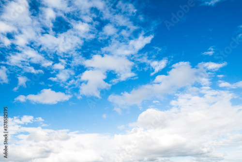 もくもくした雲の多い青い空