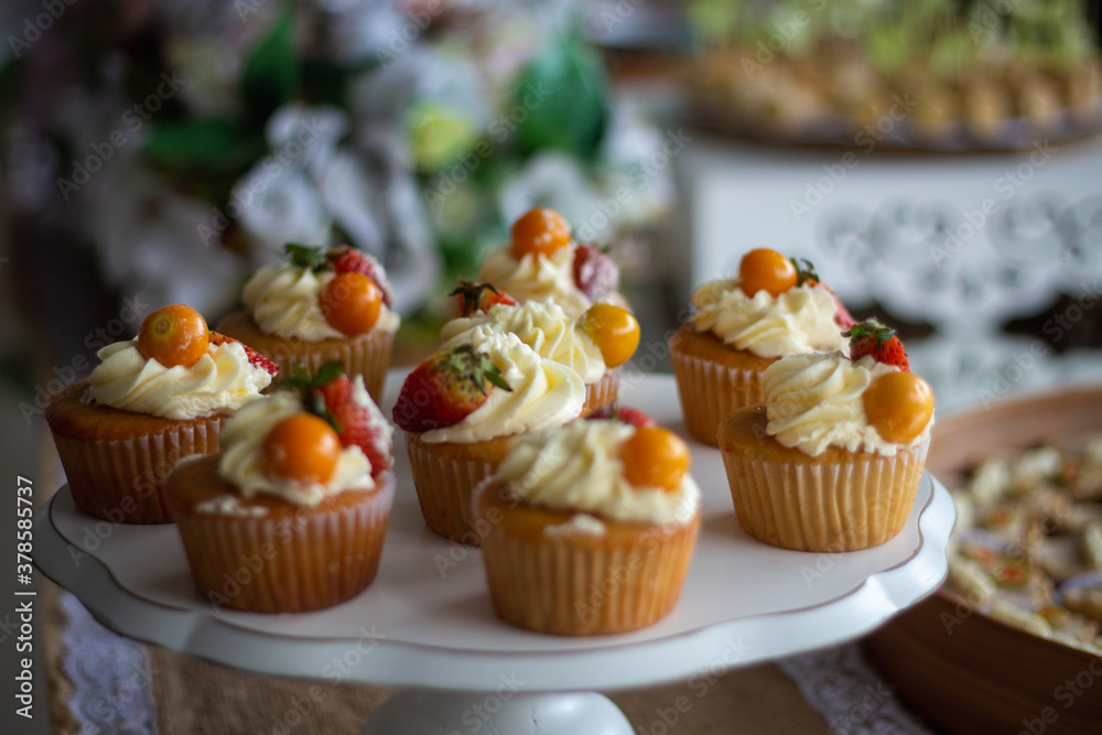 Deliciosos cupcakes en la mesa
