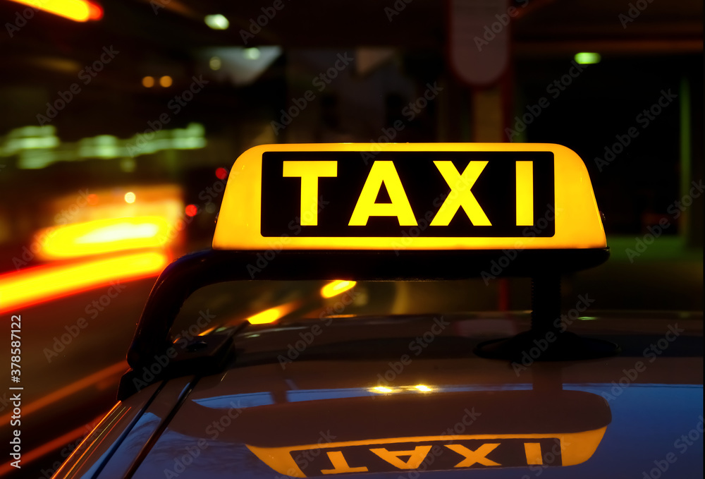 Taxi Schild beleuchtet Licht Abend Verkehr Deutschland