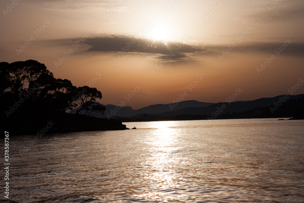 Naklejka premium Sunrise ocean