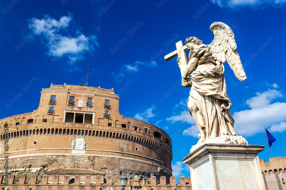 Obraz premium Castel Sant'Angelo and angel statue during sunny day in Rome, Italy