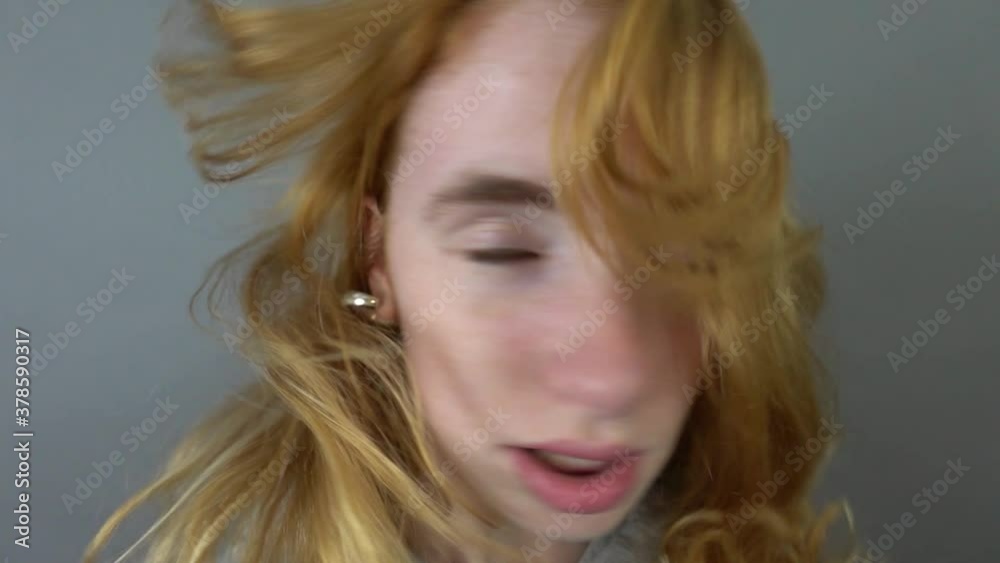 junge Frau schüttelt ihr Gesicht in Zeitlupe junge Frau schüttelt ihr Gesicht in Zeitlupe