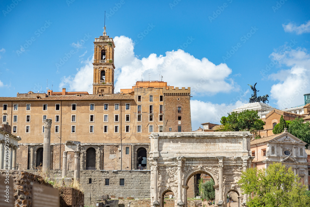 Roma ciudad eterna con muchos monumentos en Italia, Europa