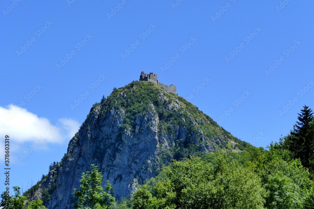 Le château de Montségur au sommet du Pog