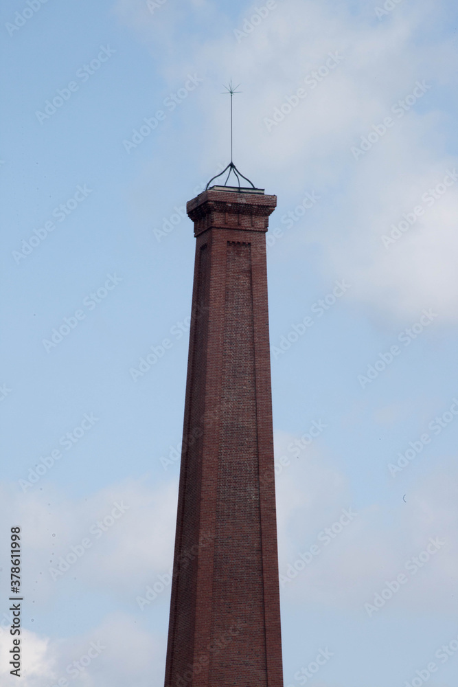 Obraz premium Brick smoke stack against the sky