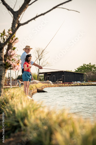 Pescaria no lago com neta e avós