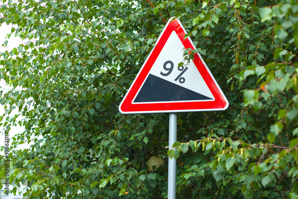 % inclination road sign