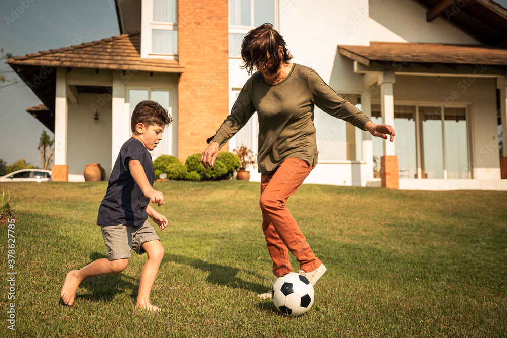 Jogo de futebol entre avós e neto Jogo de futebol entre avós e neto