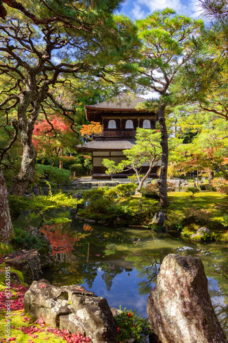 Temple surrounded of colored trees in Kyoto (Japan) © julen