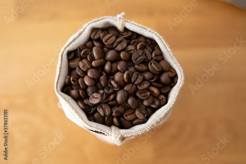 Kaffeebohnen in einem Leinenbeutel von oben
