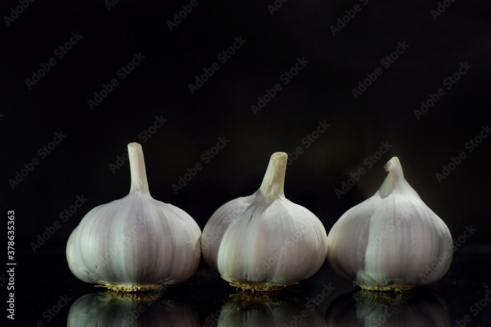 Obraz premium garlic on black background