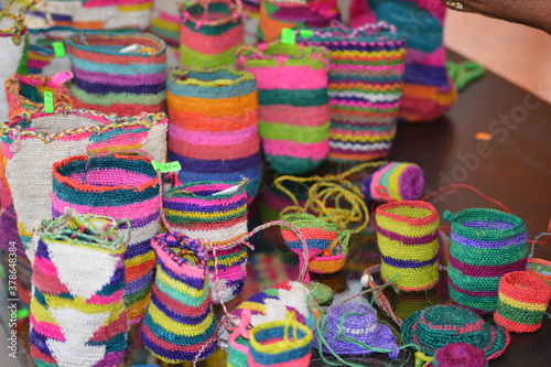Artesanías ecuatoriana. Bolsos tradicional de colores. Cultura ecuatoriana de Chimborazo