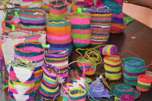 Artesanías ecuatoriana. Bolsos tradicional de colores. Cultura ecuatoriana de Chimborazo
