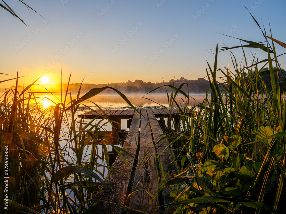 Sonnenaufgang am See mit Steg