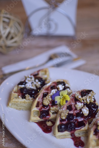 waffles-arandanos-helado-icecream-frutosrojos-tenedor-cuchillo-sercicio-servilleta-plato-presentacion-restaurant