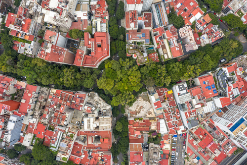 Vista aérea cenital de la glorieta ubicada en el cruce de Av. Amsterdam e Iztaccíhuatl en la colonia Hipódromo condesa de la Ciudad de México photo