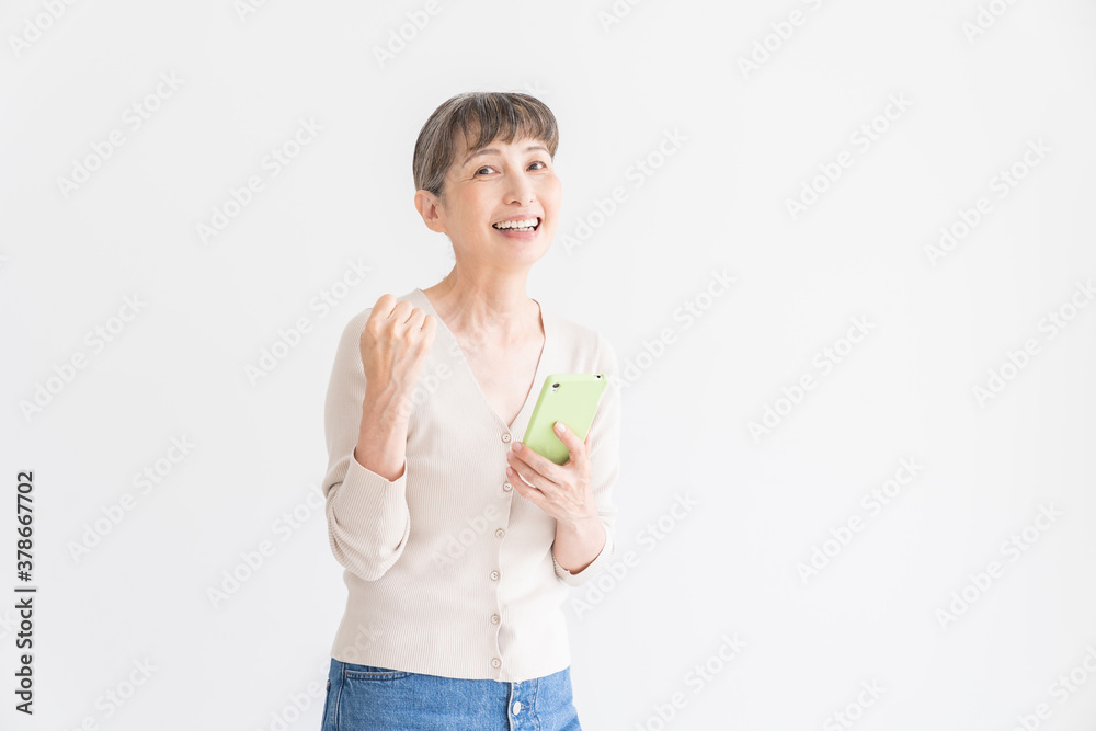 スマートフォンを見るシニア女性