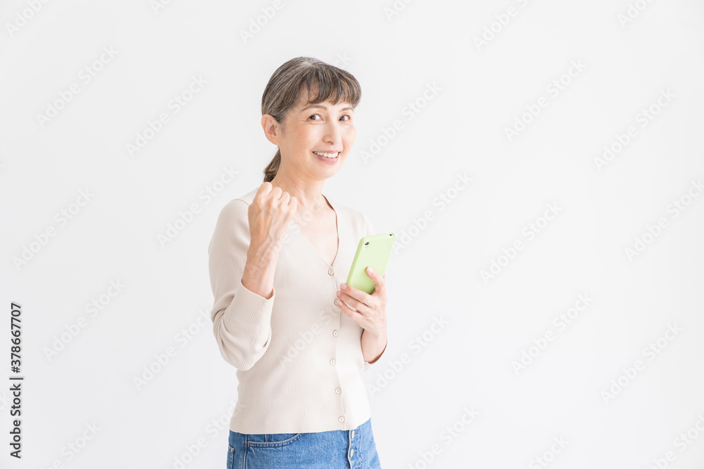 スマートフォンを見るシニア女性 スマートフォンを見るシニア女性
