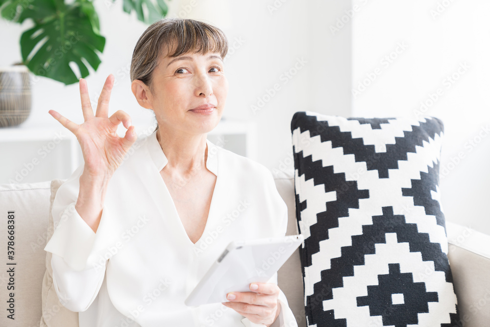 タブレットを見るシニア女性 タブレットを見るシニア女性