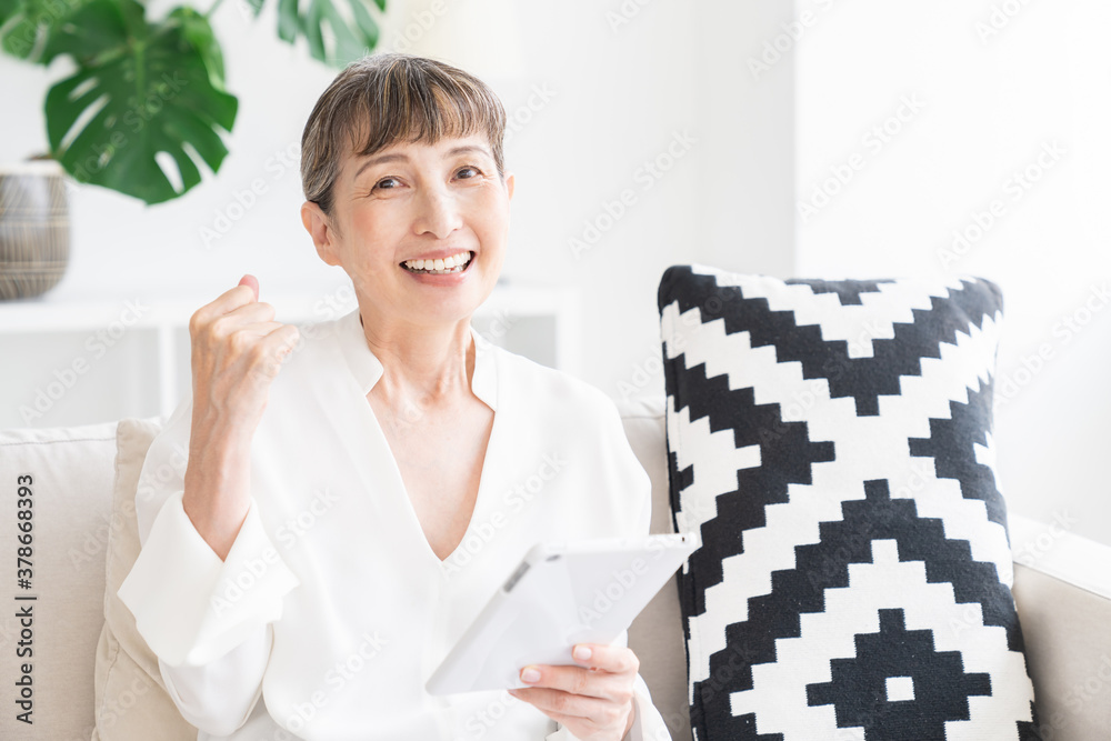 タブレットを見るシニア女性