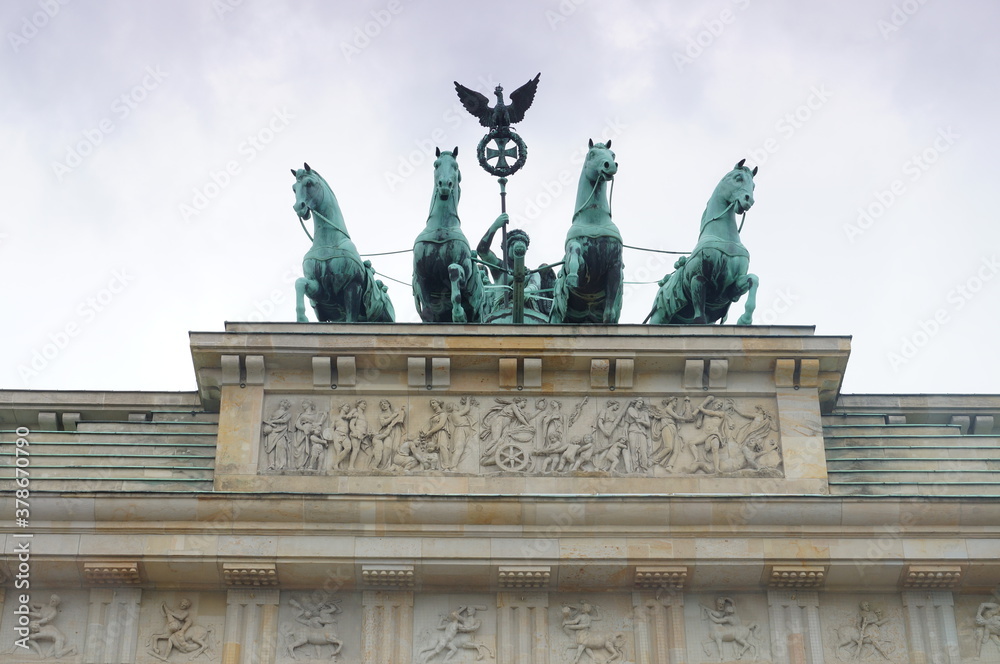 Fototapeta premium Branderburg Gate - a historical building in the center of Berlin 