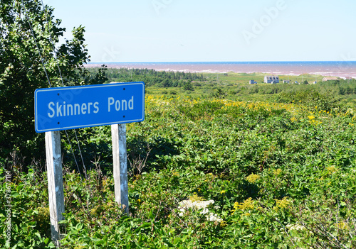 Fotografía Road sign for the village of Skinner's Pond in Prince Edward Island, known as th
