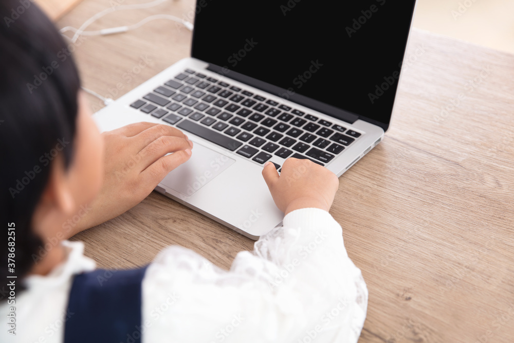 Naklejka premium Mom teaches children to learn to use computer