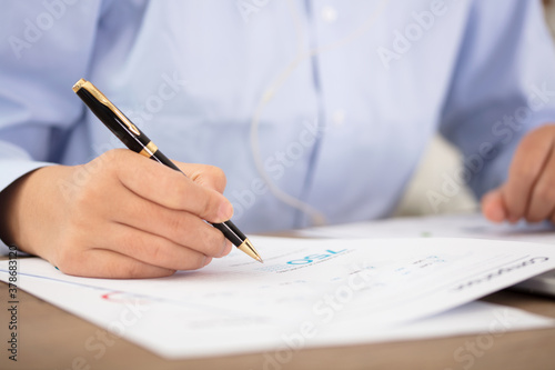 Foto Close-up shot of a pen while viewing documents