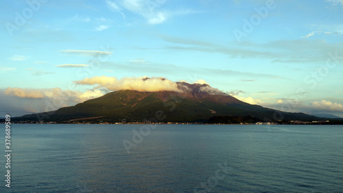 夕焼に照らされた火山