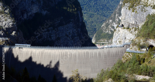 l enorme diga del Vajont