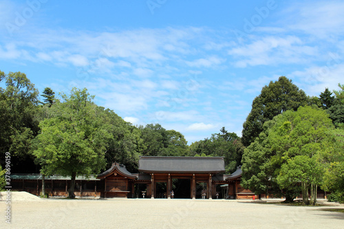 Entrance gate of Kashihara Jingu Temple in Nara © leodaphne