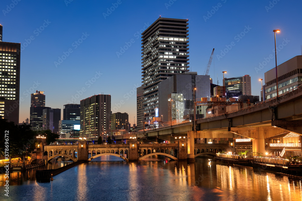 Fototapeta premium 大阪 中之島 堂島川の美しい夜景