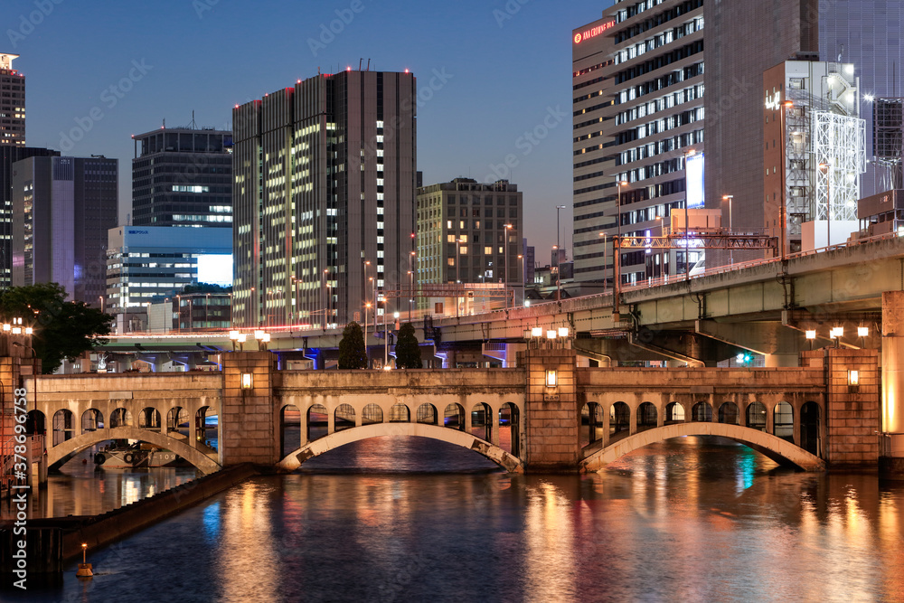 Obraz premium 大阪 中之島 堂島川の美しい夜景