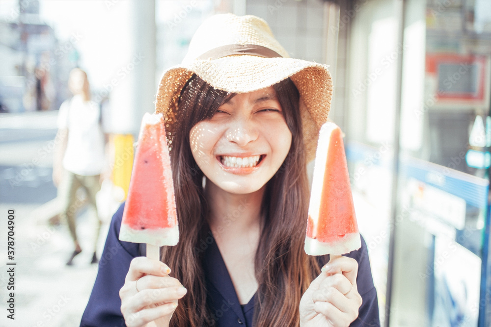 アイスを持っている麦わら帽子の女性 アイスを持っている麦わら帽子の女性