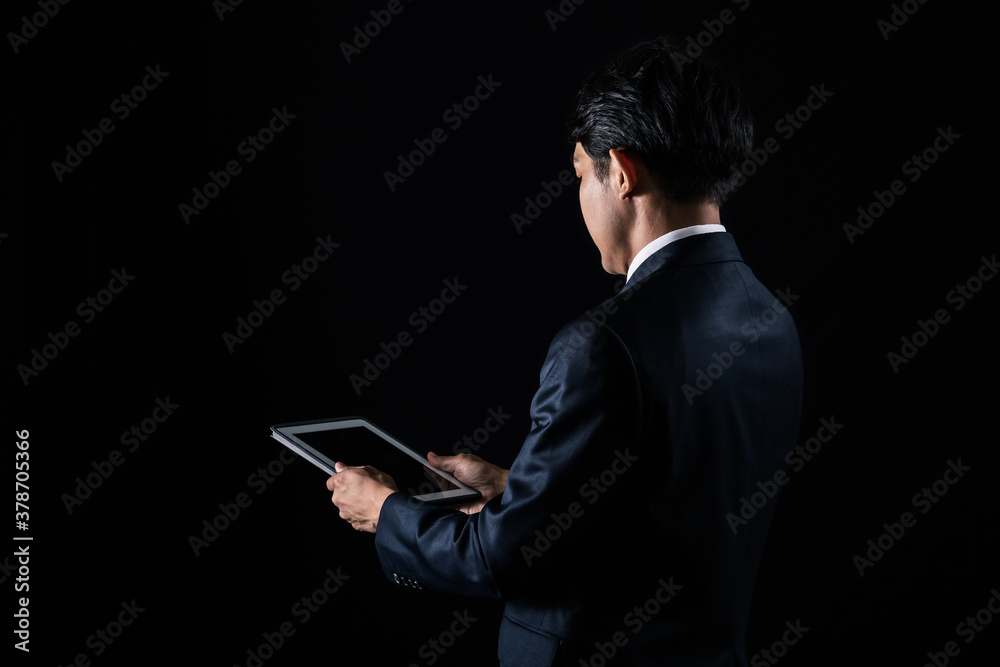 タブレットを見るビジネスマン タブレットを見るビジネスマン