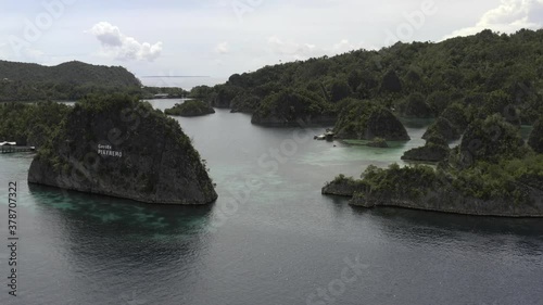 Raja Ampat, Geosite Piaynemo, Fly-by of Geosite Piaynemo sign.