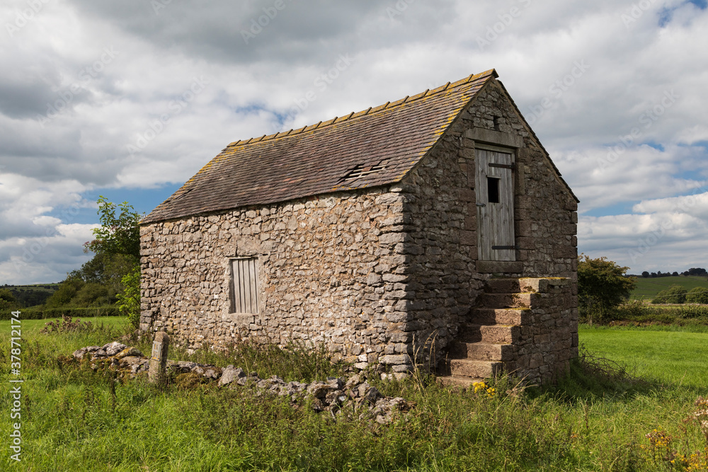 Derbyshire Barn / An image of an old Derbyshire barn shot in the beautiful landscape around Matlock, England, UK Derbyshire Barn / An image of an old Derbyshire barn shot in the beautiful landscape around Matlock, England, UK