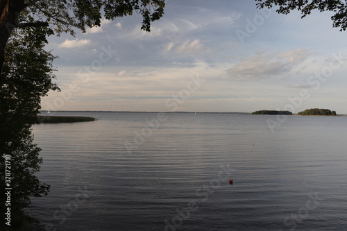 Fototapeta Naklejka Na Ścianę i Meble -  Jezioro Śniardwy. Widok z trasy rowerowej