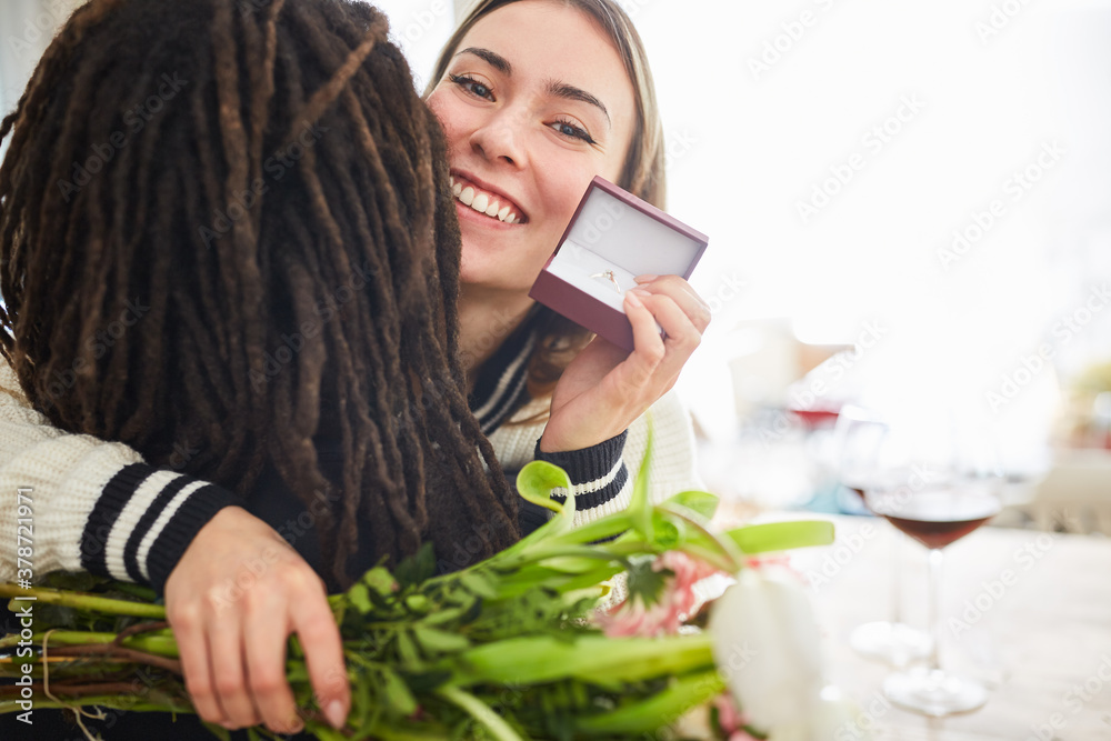 Frau mit Blumenstrauß und Ehering umarmt ihren Partner Frau mit Blumenstrauß und Ehering umarmt ihren Partner