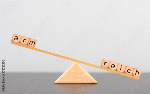 Armut und Reichtum ungleich verteilt photo