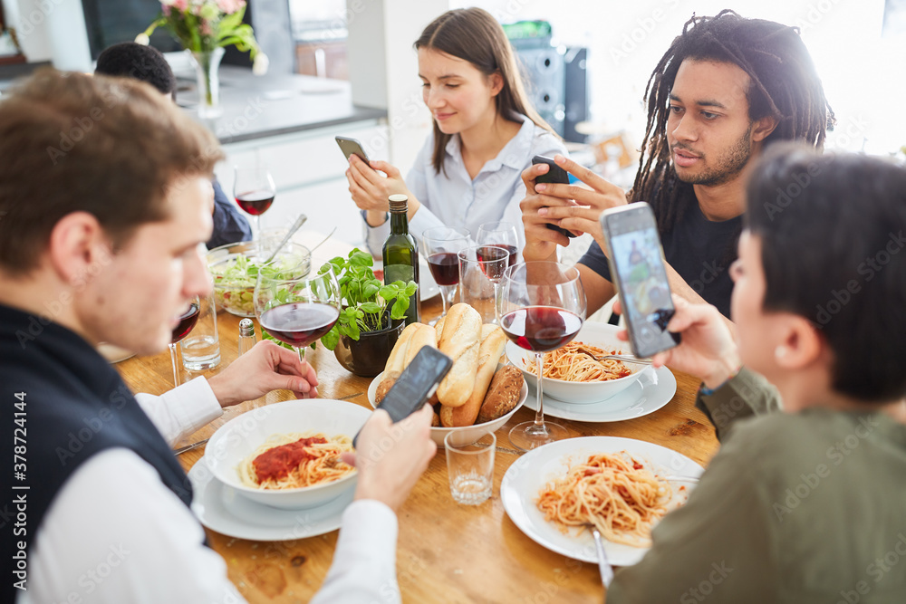 Gruppe Leute beim Essen schaut auf Smartphone Bildschirm Gruppe Leute beim Essen schaut auf Smartphone Bildschirm